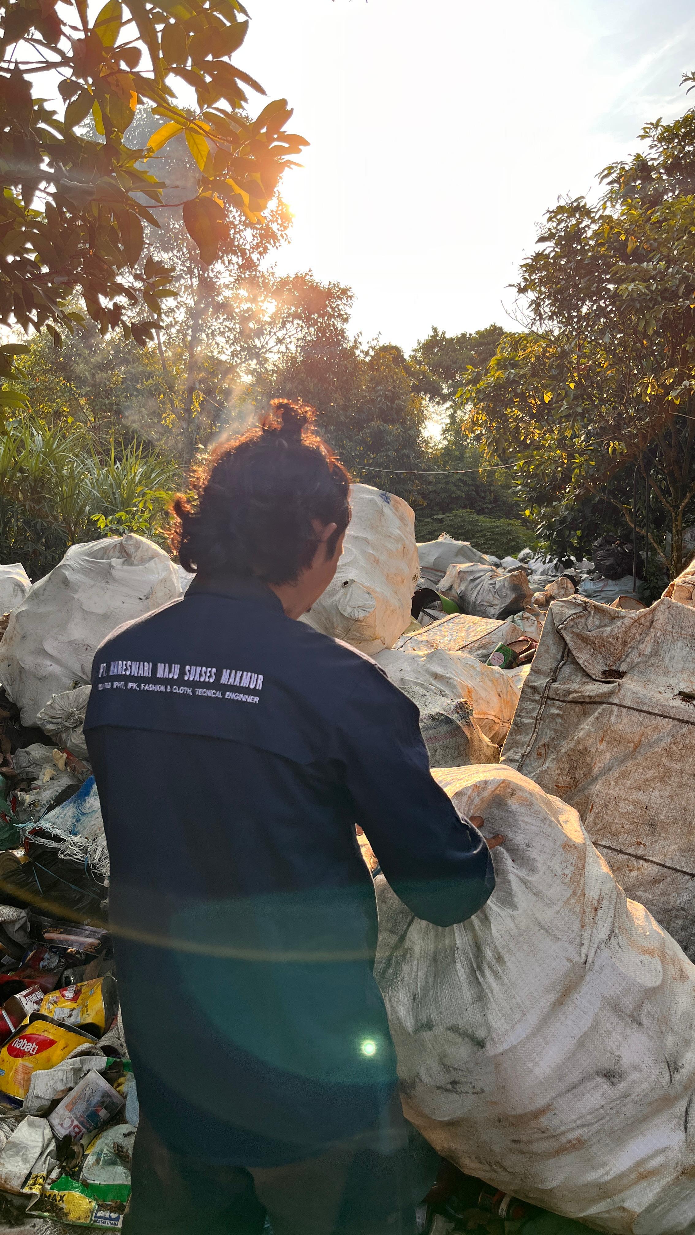 Proses sortir besi scrap Daur Puter Bekasi